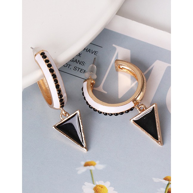 LRC Anting Tusuk Fashion Triangle Diamond Earrings D52047