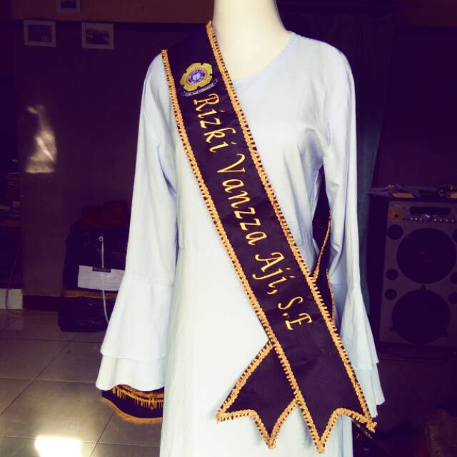 Selempang wisuda plus logo