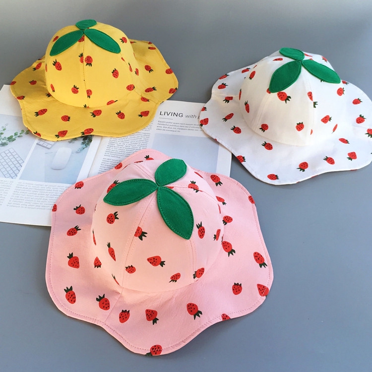 Gadis nelayan lucu dengan topi nelayan bayi nelayan