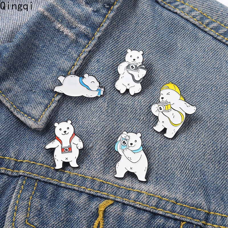 Bros Pin Enamel Bentuk Kartun Kamera Beruang Putih Untuk Tas / Kemeja