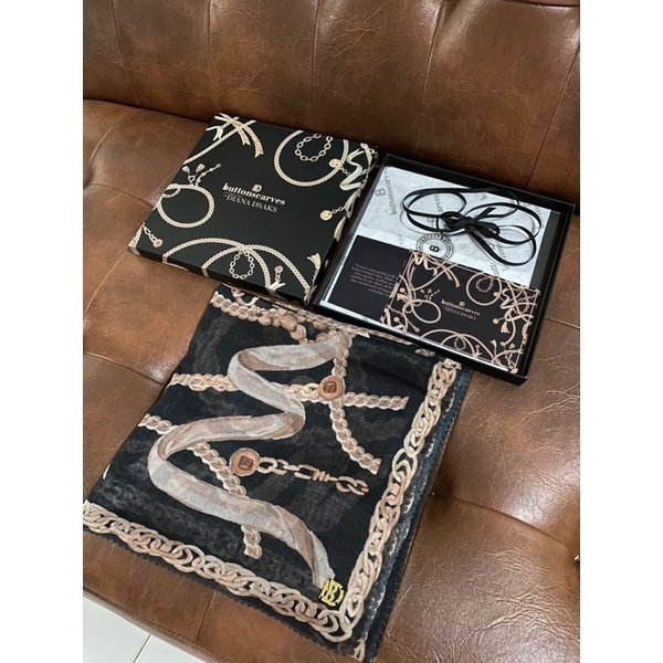 BUTTONSCARVES THE CHAIN SERIES IN BLACK PRELOVED