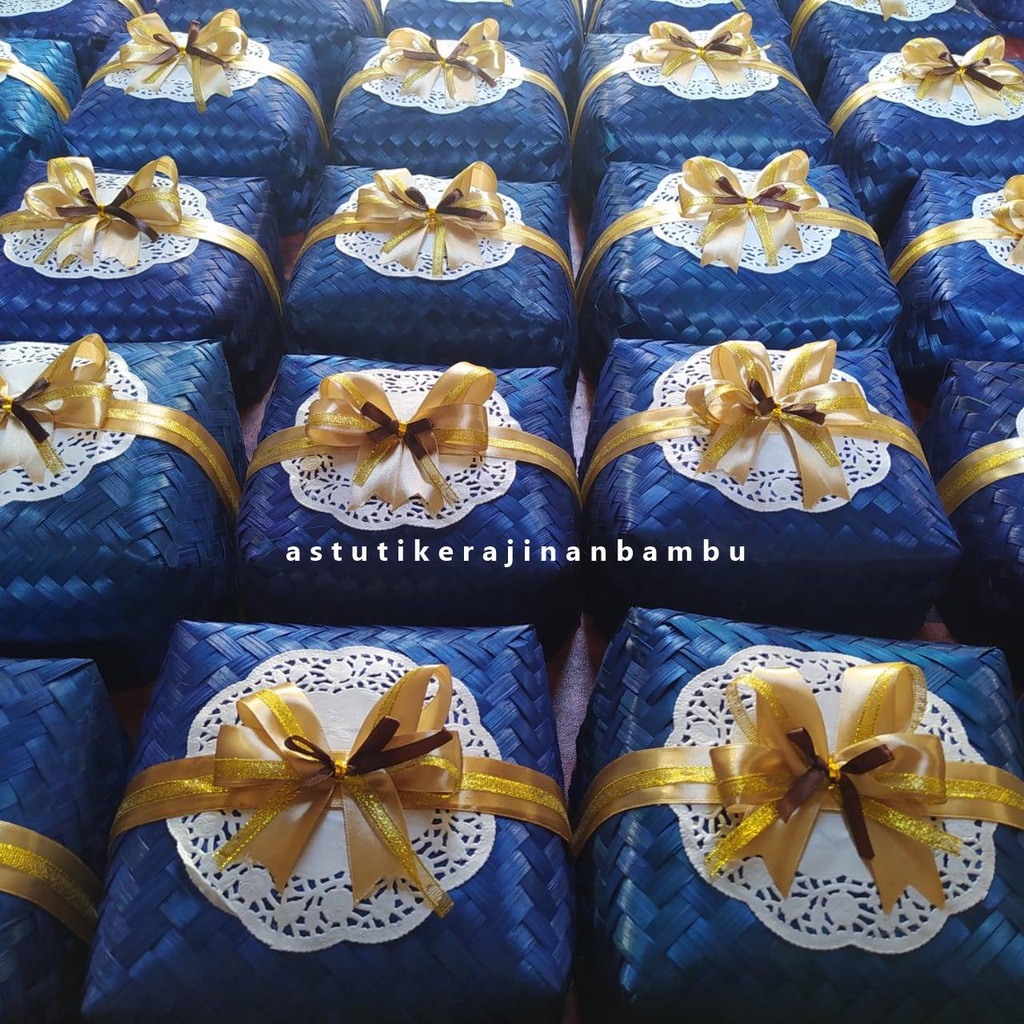 

Sepasang Besek Bambu Pita Warna 20 x 20 cm/ besek bambu murah/ besek murah/ besek jogja/ besek hias/ besek bridesmaid