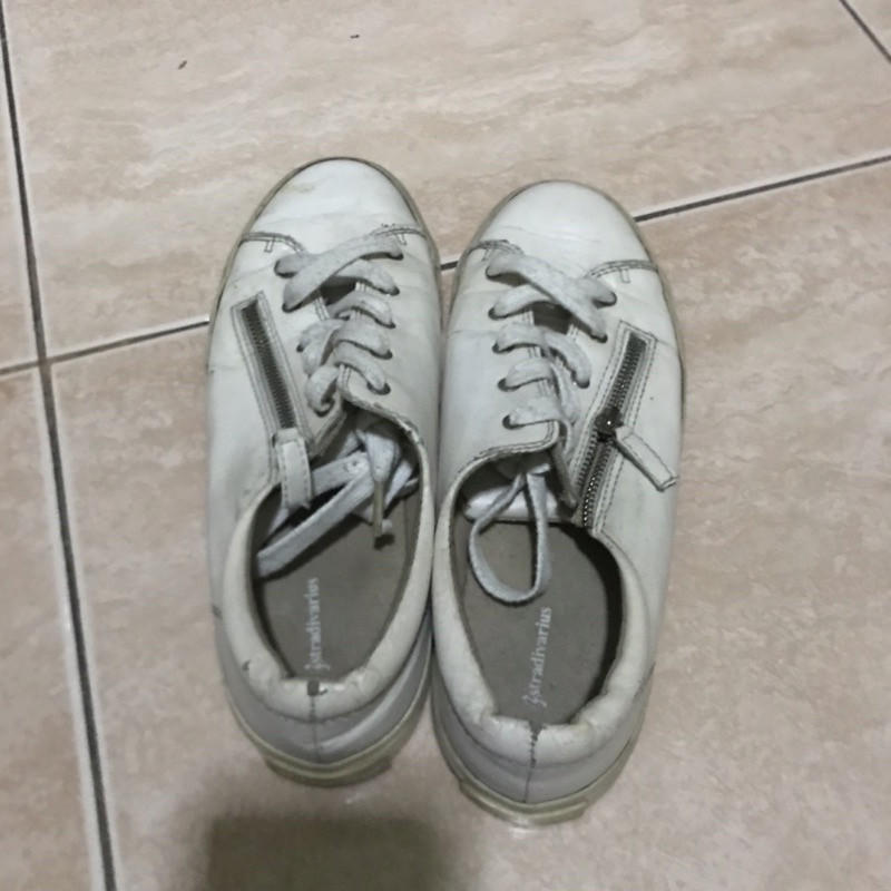 STRADIVARIUS WHITE SNEAKERS / SEPATU KETS PUTIH SIZE 39