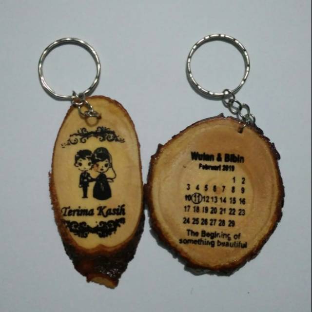 Souvenir gantungan kunci kayu