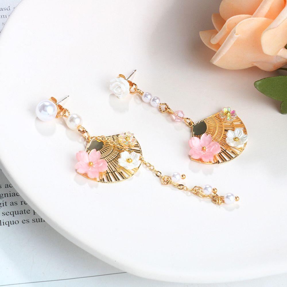 Anting Juntai Bentuk Kipas Asimetris Aksen Mutiara Gaya China Vintage Untuk Wanita