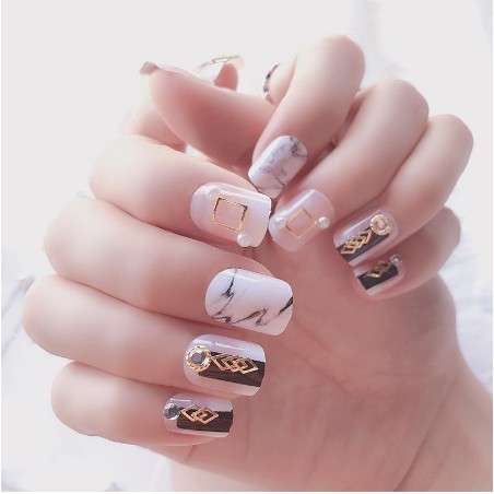 Nail art - 24 pcs kuku palsu warna putih hitam dan emas mewah