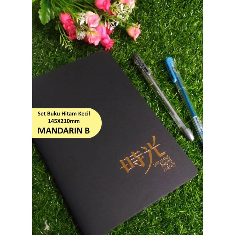 

SET : 1 Buku Tulis Hitam Uk M + 2 Pulpen Dong-A Gel Metallic Versi 1