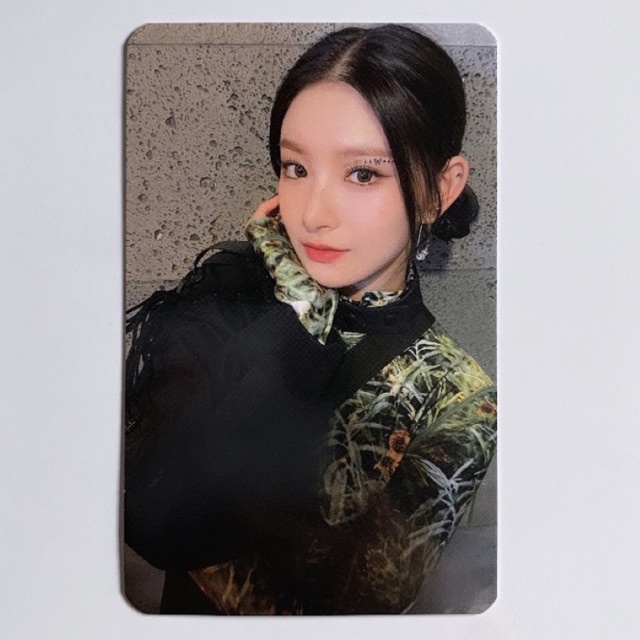 EVERGLOW FIRST MELODY YIREN PHOTOCARD