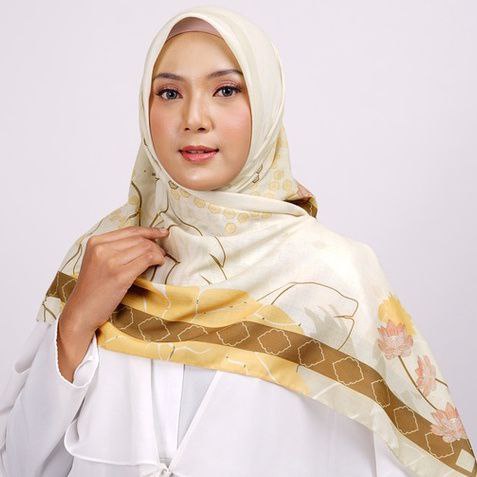 KAILA LIVIA ELZATTA SEGI EMPAT ELZATTA KERUDUSNG SEGI EMPAT HIJAB MOTIF KERUDUNG MOTIF SCRAF MOTIF J