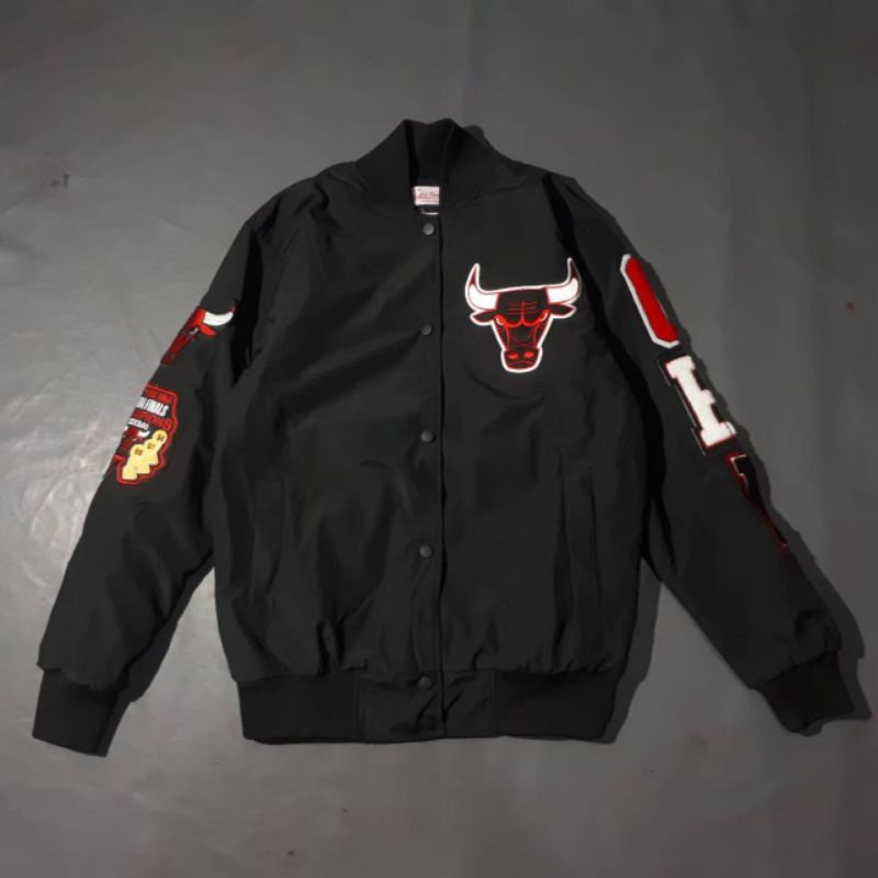 Jaket Bomber Varsity Bulls NBA