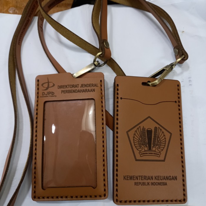 

Promo !!! Name tag/Id Card Holder Logo Kementrian Keuangan (asli kulit) Sedia perlengkapan kantor