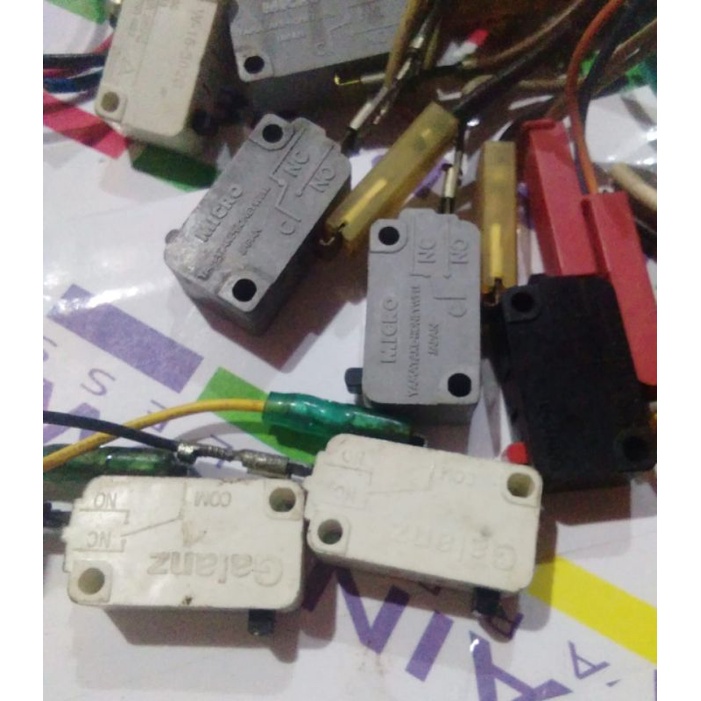 switch micro switch saklar 2 dan 3 kaki lengkap sama soket nya  original