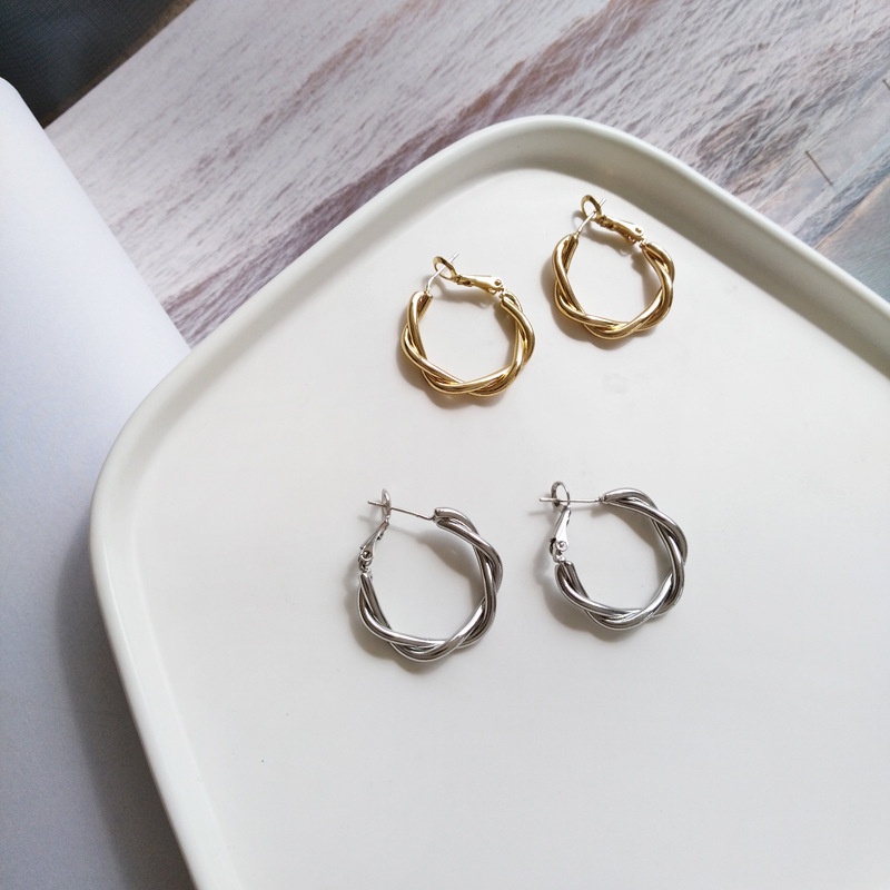 Anting Model Twist Untuk Aksesoris