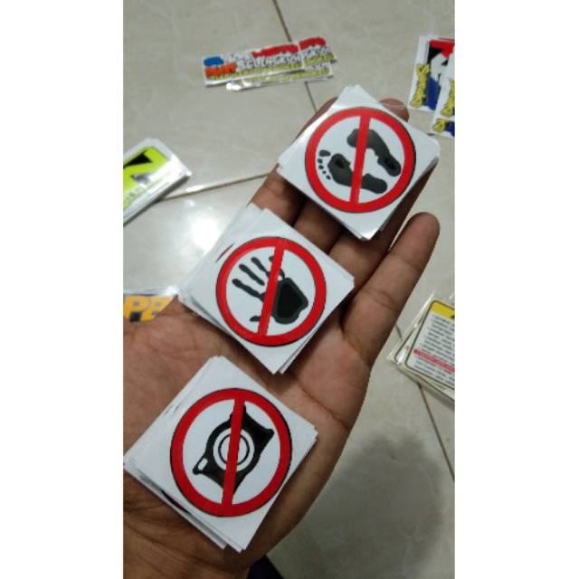 

Stiker cutting di larang fhoto di larang sentuh di larang injek