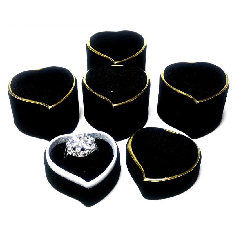 

TEMPAT CINCIN BENTUK HATI WARNA HITAM LIST GOLD 1CC KOTAK HADIAH SESERAHAN