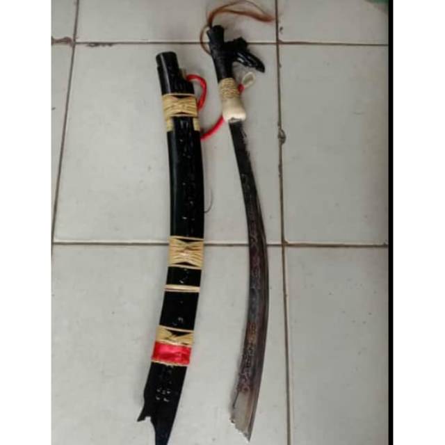 Mandau khas kalimantan lais hitam baja putih