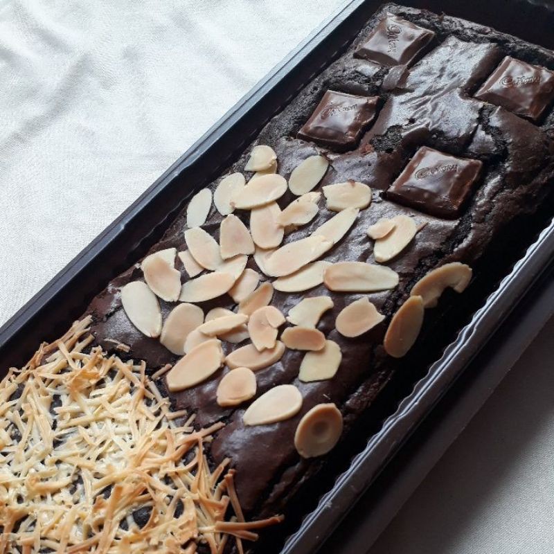 

Fudgy/ Fugy / Fudge Brownies Tiga Topping Cadburry-Almond-Keju murah / MAKANAN / CAMILAN Bekasi