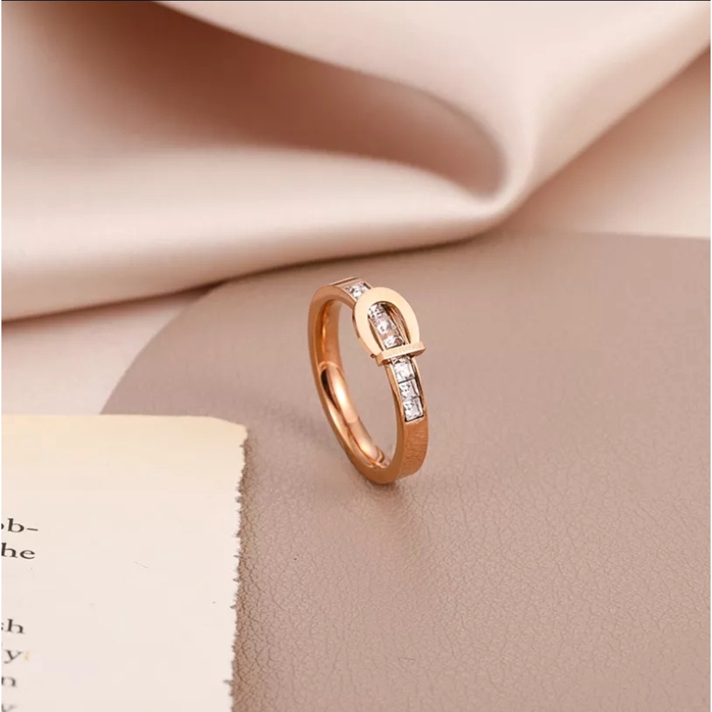 Cincin Titanium Model Gesper Zirkon Artifisial Warna Rose Gold, Gold dan Silver