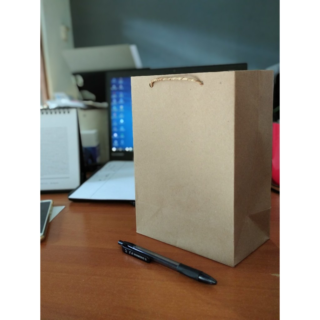 

Paperbag craft coklat polos 15 x 9 x 21 (p x l x t)