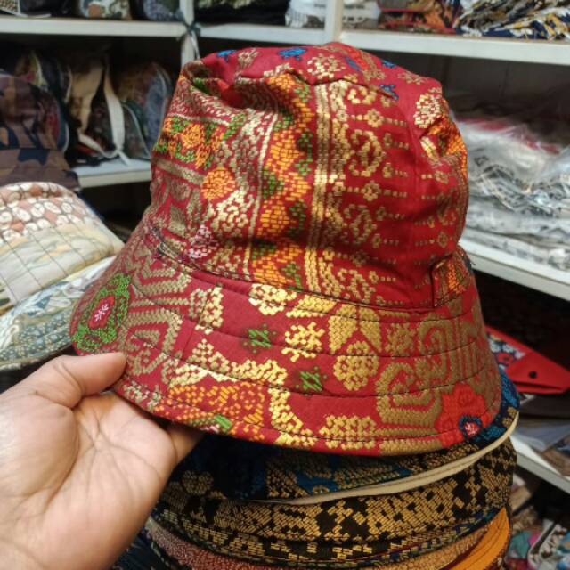 Topi batik bolak balik