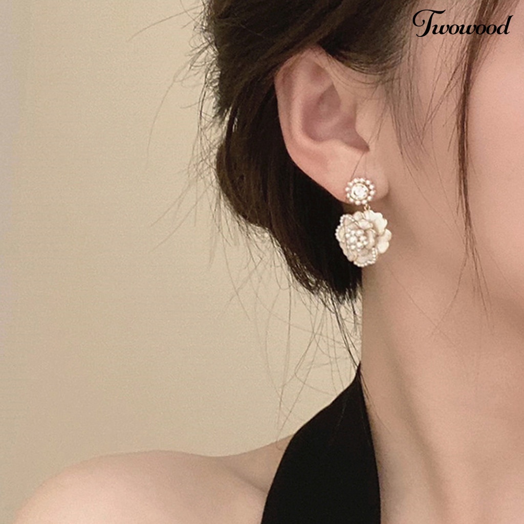 1 Pasang Anting Menjuntai Bentuk Camellia Bahan Alloy Tahan Korosi Untuk Travel