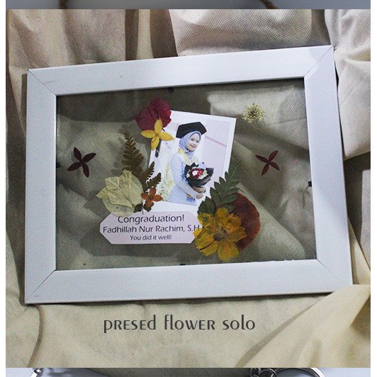 Floating frame transparant kaca akrilik anti pecah 15x20 by Pressedflower.id