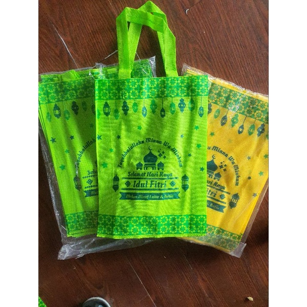 

TAS KAIN SPUNBOND MOTIF IDUL FITRI UK 38x45 / TAS KAIN LEBARAN / GOODIEBAG MOTIF IDUL FITRI / GOODIEBAG KAIN MOTIF LEBARAN 1 PACK ISI 12PCS