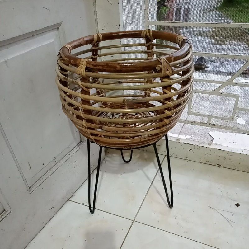 standing pot rotan kaki besi/pot rotan kaki/cover pot tanaman