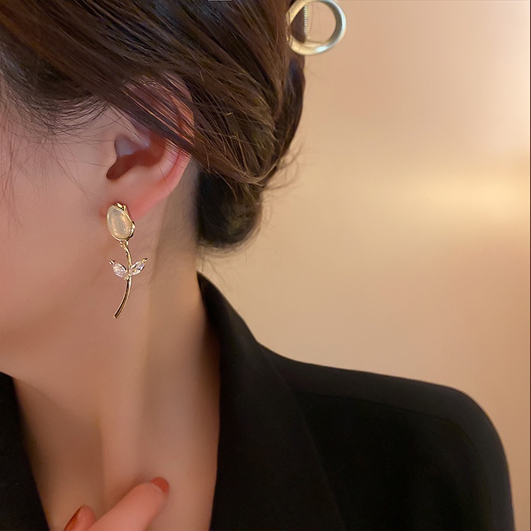 Anting Tusuk Model Bunga Tulip Trendy Untuk Wanita