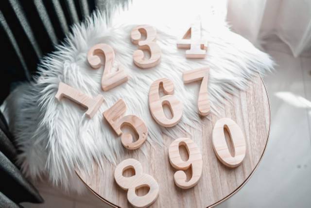 Angka atau Huruf Sesuai pilihan dari kayu yg masih mentah tinggi 8,5cm dan 13,5 cm