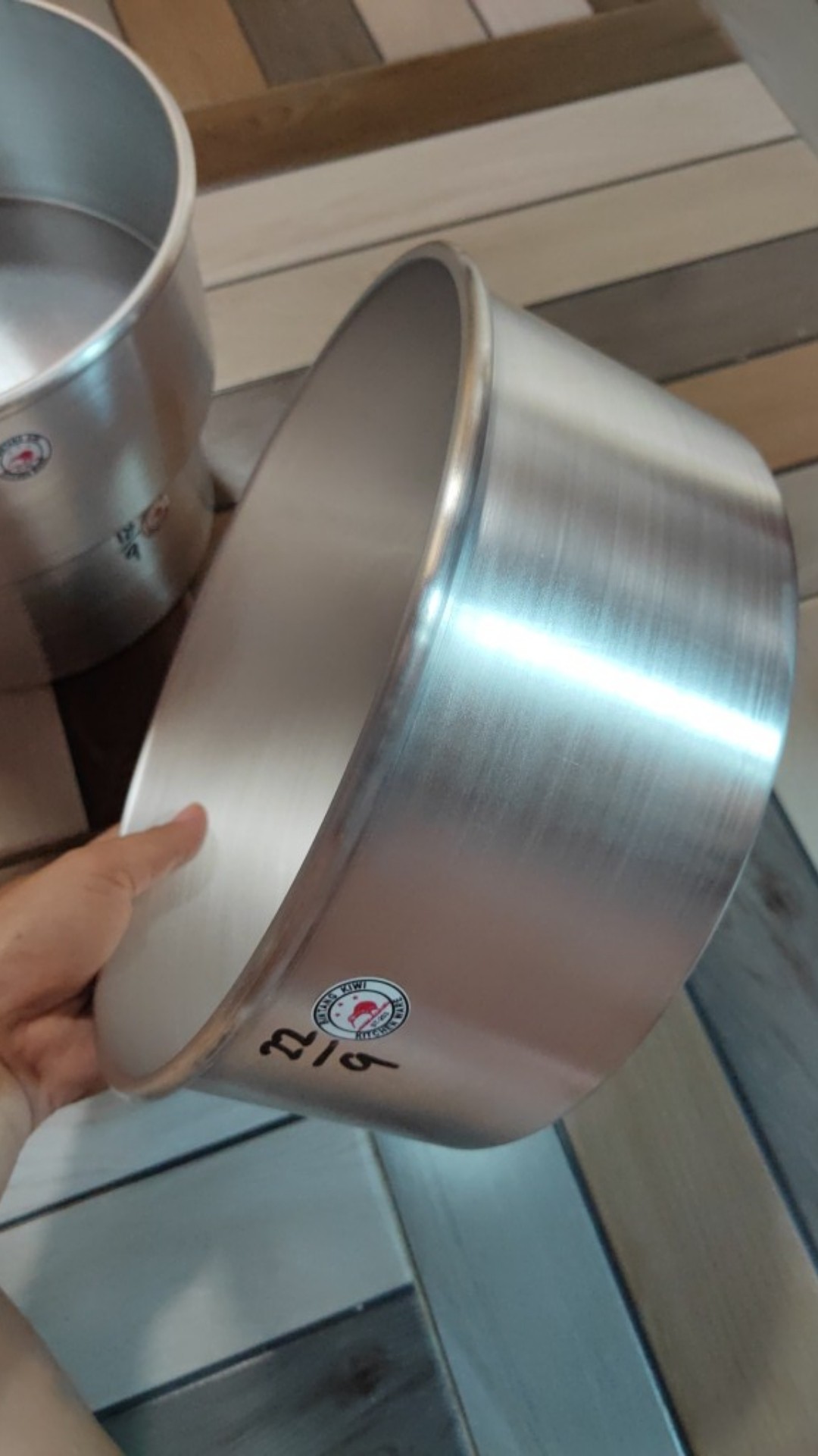 Kiwi Loyang Bulat Pressed Diameter 22 Cm Tinggi 9 Cm – Silver