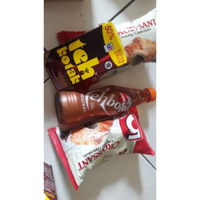 

roti 5days Croisant isi cokelat + teh kotak/teh botol sosro original