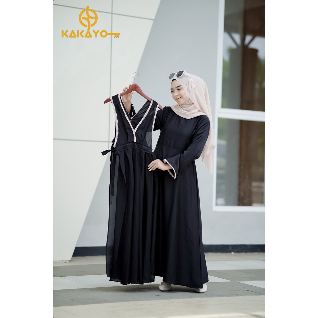 Gamis muslimah edisi khusus dari Kakayo dengan material dari Maxmara yg lembut di kombinasikan dengan kain diamond yg elegan, memakai renda yg cantik. produk edisi khusus bisa COD dan di jamin Original dari KAKAYO