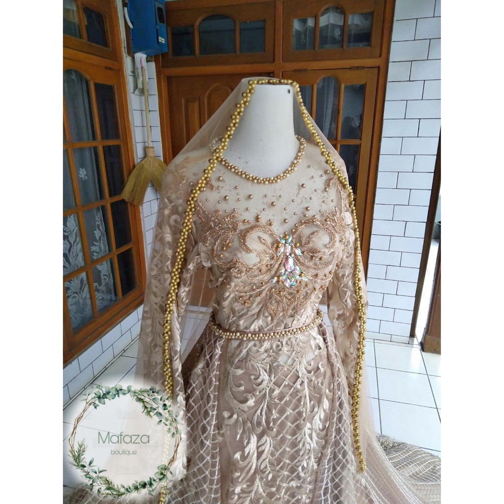 gaun pengantin ekor panjang