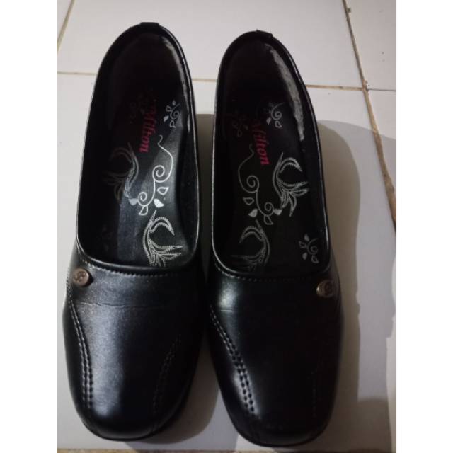 Sepatu milton