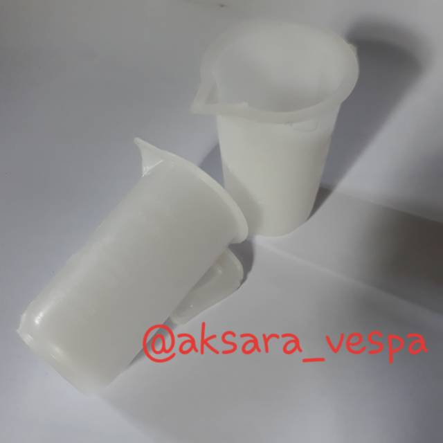 Gelas takaran oli samping vespa