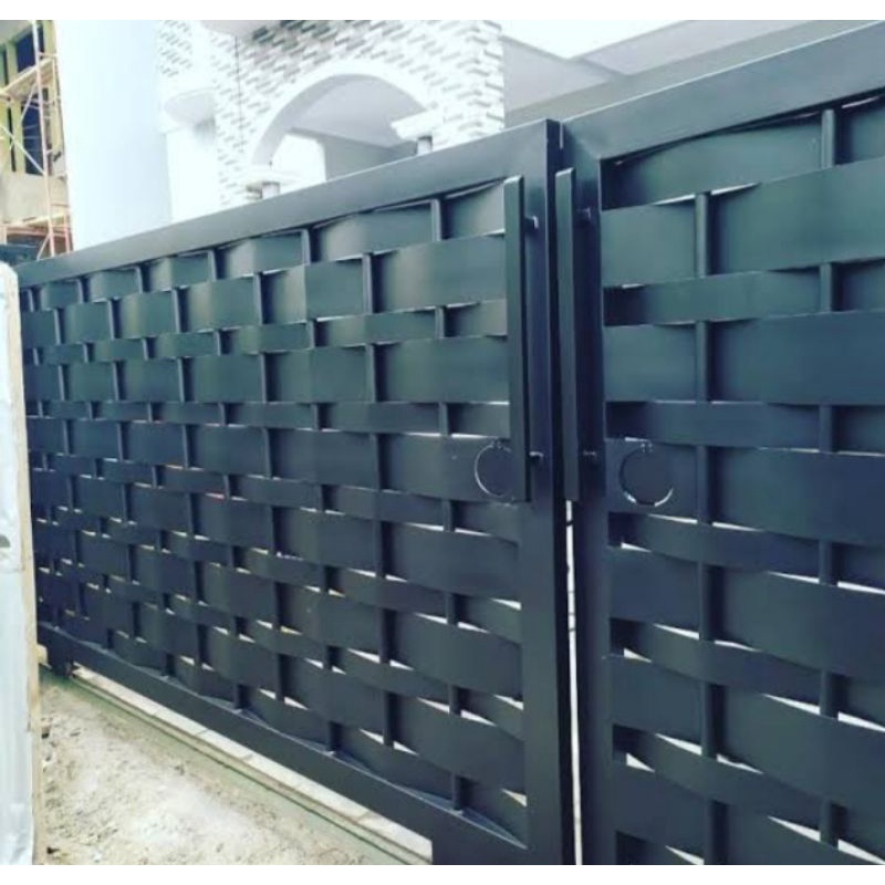 Pagar besi motif anyaman.