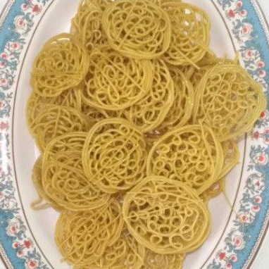 

KRUPUK MIE KUNING BULAT MENTAH UKURAN SEDANG ISI KEMASAN 1 KG