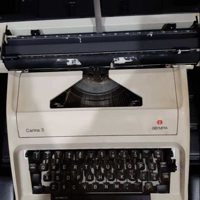 Mesin ketik manual merk olympia  carina 3