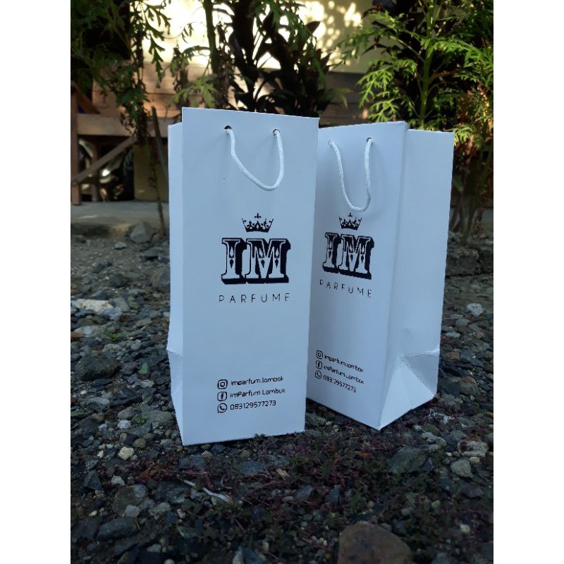 

PAPERBAG IVORY SPESIAL PARFUM, BAHAN GLOSY UK. PXLXT 9X9x20 dan melayani ukuran custom