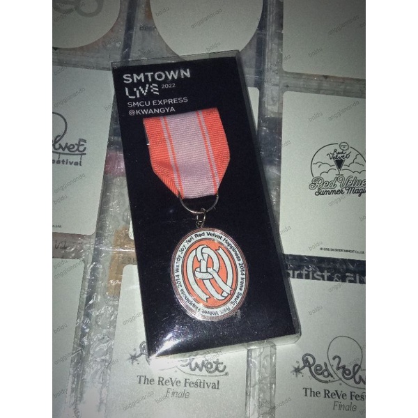 EMBLEM BADGE SMCU RED VELVET