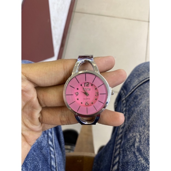 jam tangan wanita model gelang murah meriah ( bisa bayar di tujuan ) COD  harap membaca deskripsi sebelum membeli atau diskusikan terlebih dahulu