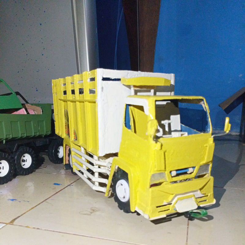 miniatur truk plastik modifikasi...truk oleng.... miniatur truk....