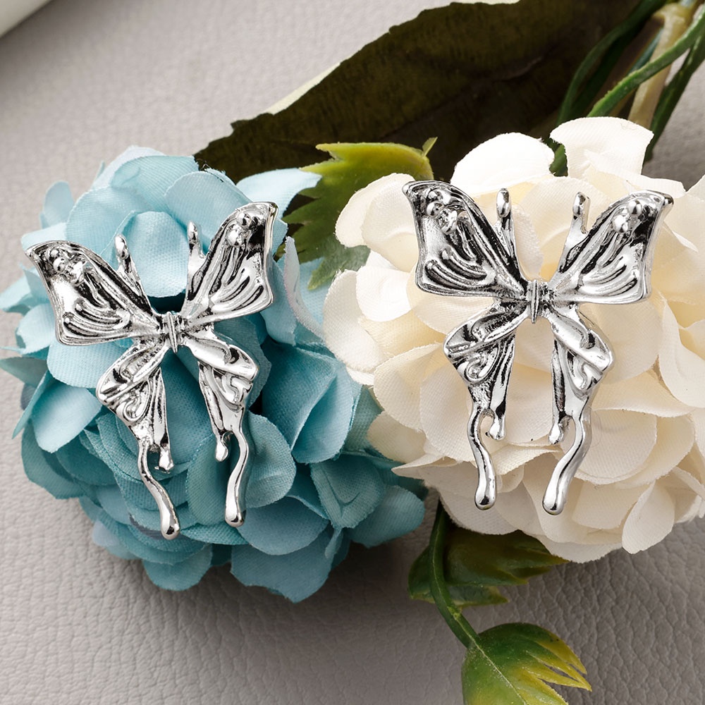 1 Pasang Anting Stud Desain Butterfly Warna Silver Gaya Punk Untuk Wanita