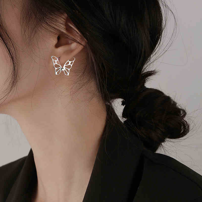 Anting Stud Bentuk Kupu-Kupu Model Hollow Out Bahan Alloy Warna Silver Untuk Wanita