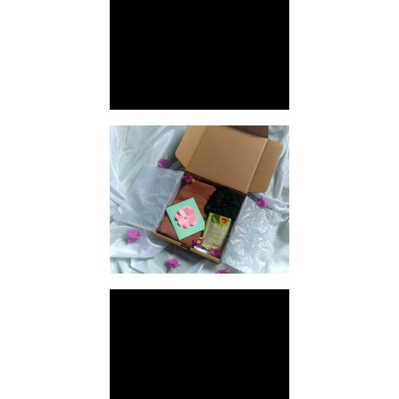 

HAMPERS/ GIFT BOX / KADO ULANGTAHUN/ HADIAH WISUDA/ HADIAH