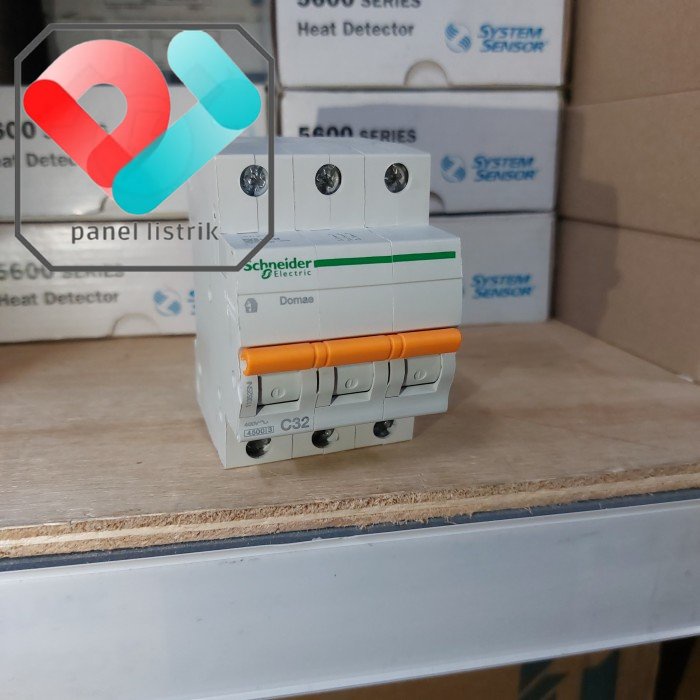 MCB 3P 32A DOMAE SCHNEIDER DOM11352SNI MCB 3 PHASE 32 AMPERE