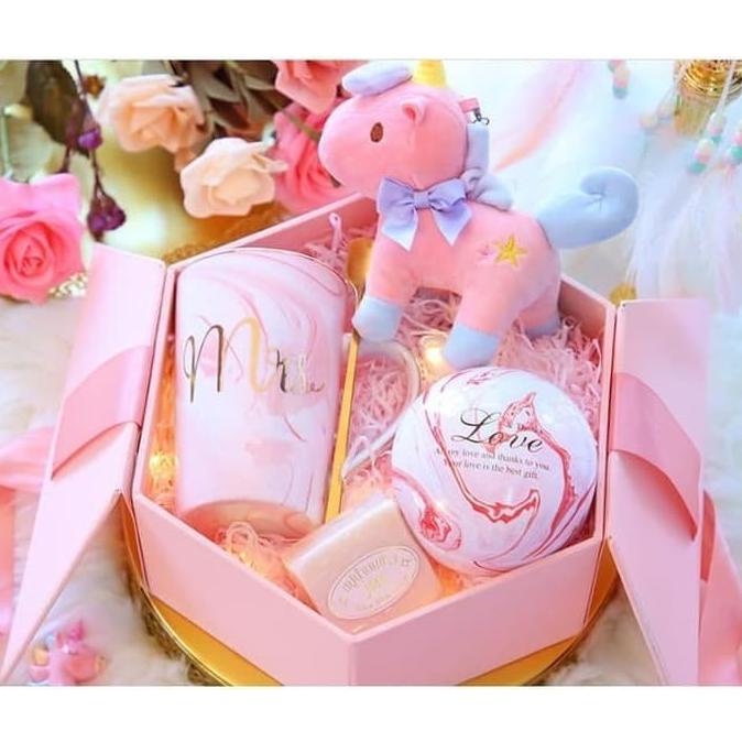 

Hampers / gift / hadiah / kado spesial / complid set editions pink