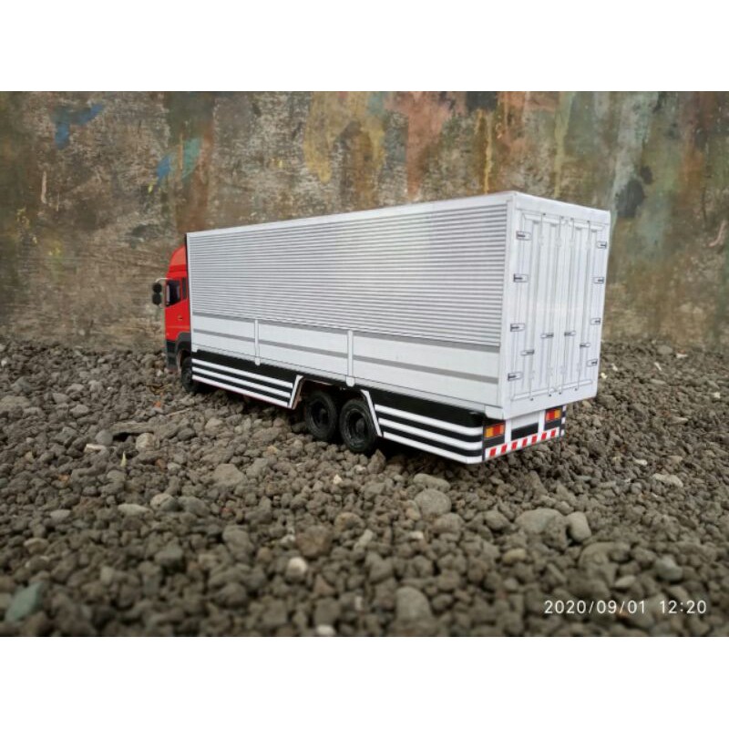 Miniatur Truk UD QUESTER