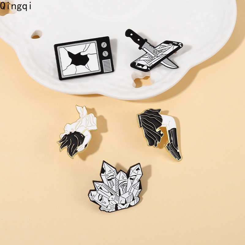 Bros Pin Enamel Desain Split Girl Warna Hitam Gaya Punk Retro Gothic Untuk Hadiah Teman